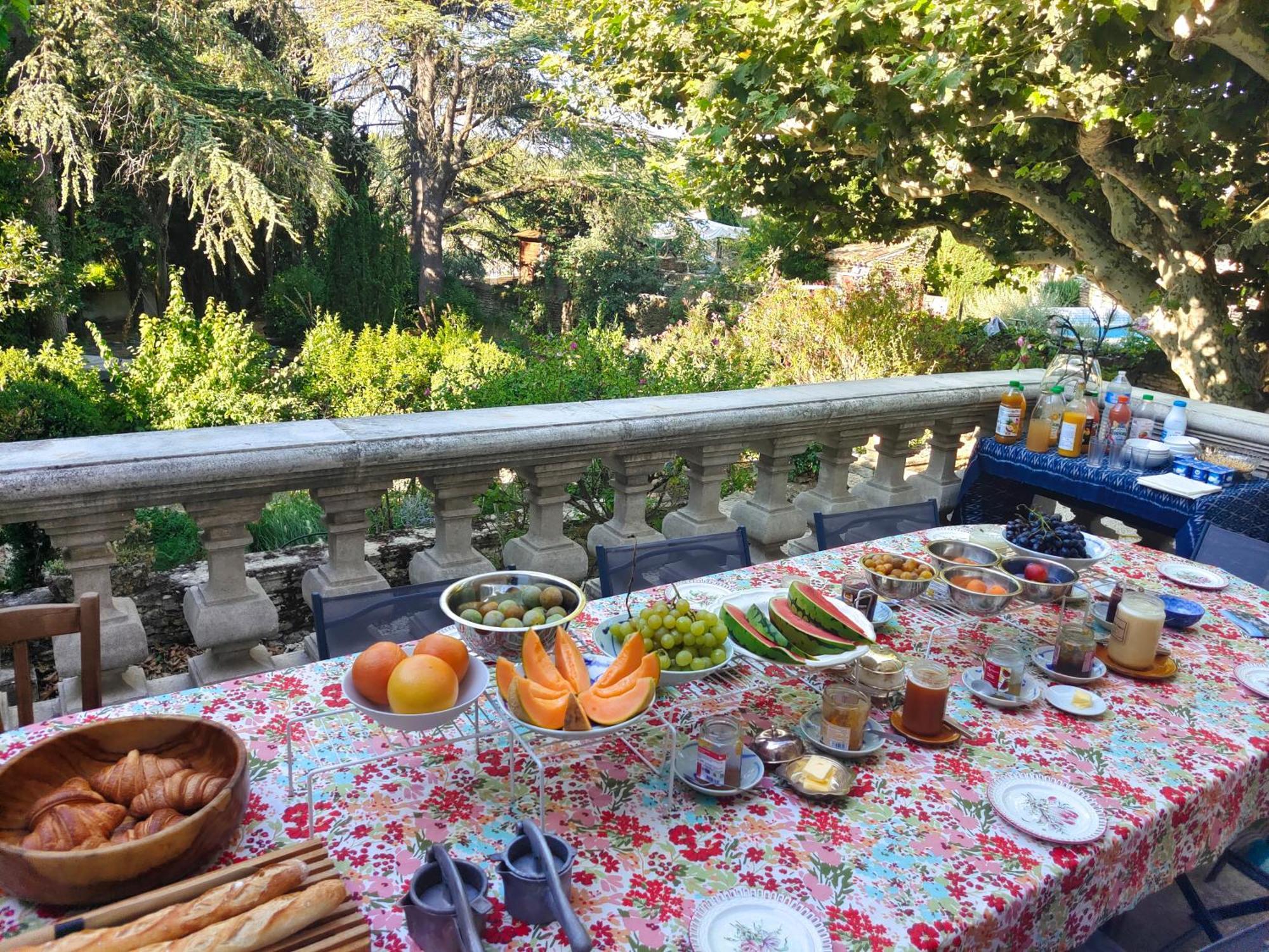 Bed and Breakfast Rue Du Chateau A Cabrieres D'Avignon Екстер'єр фото
